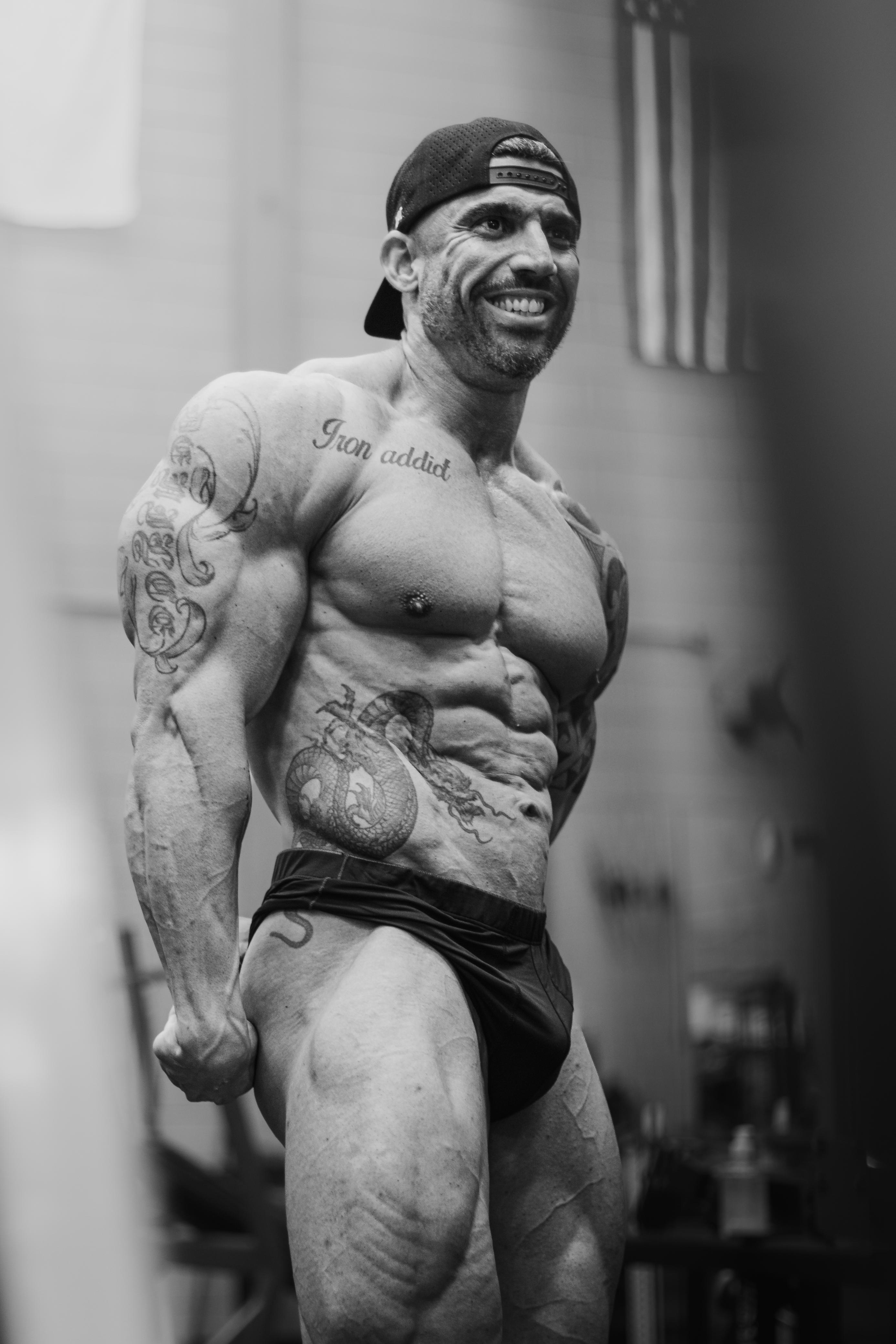 João Horse em pose frontal - exibindo resultado do método 8 Reps Max