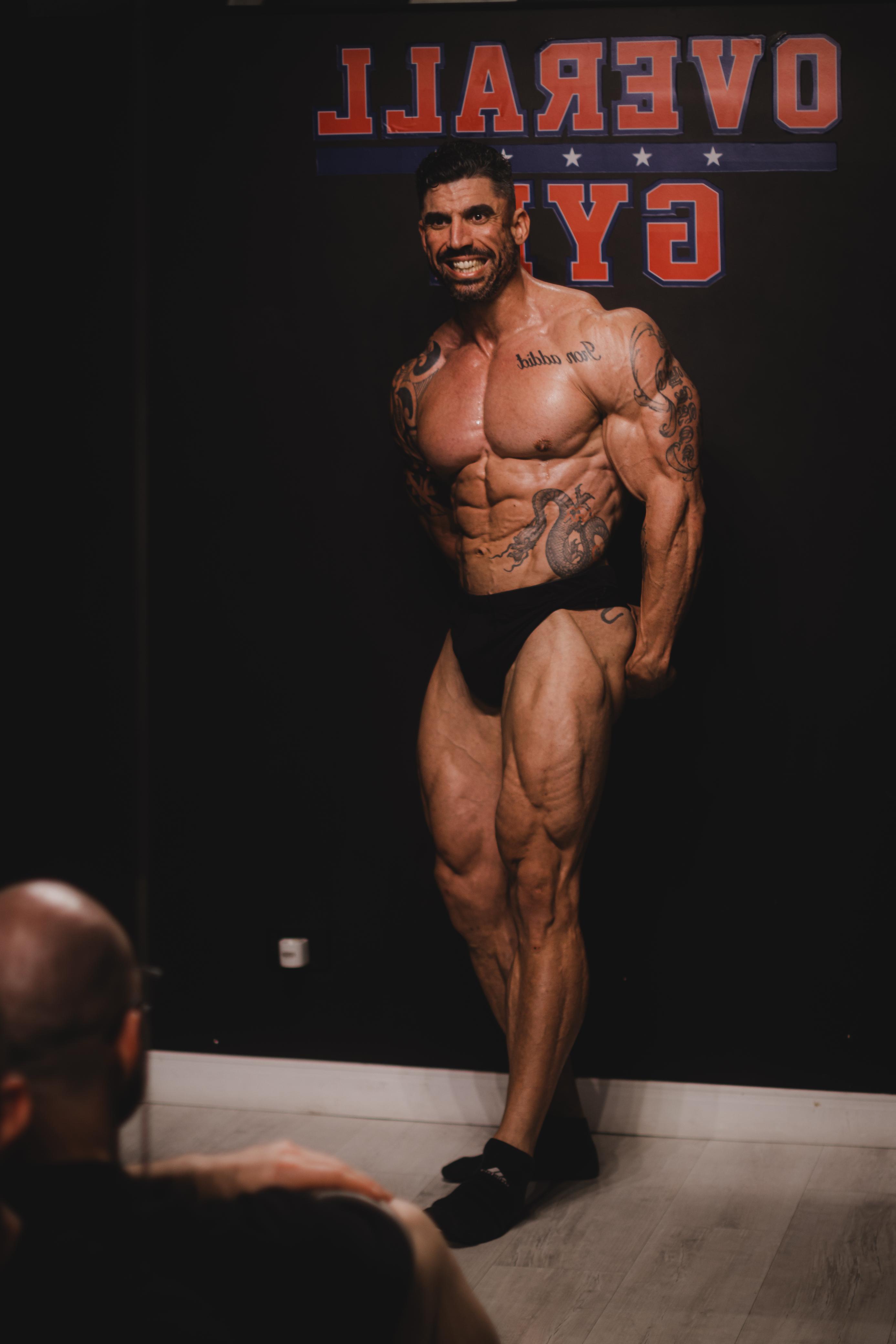 João Horse em pose clássica de bodybuilding - demonstrando simetria e definição muscular